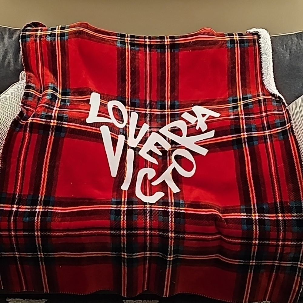 Love Victoria 50 x 60 plaid fleece sherpa Christmas blanket - Picture 3 of 6